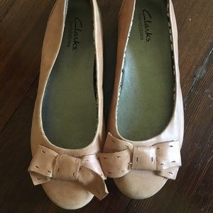 Clarks peach leather bow flats